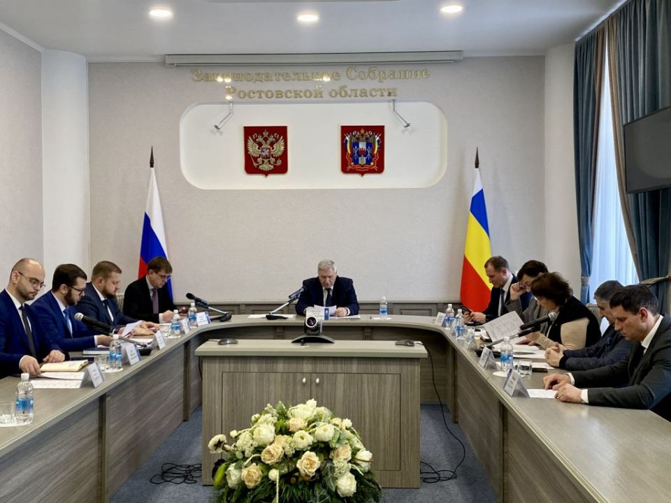 Под председательством первого заместителя Председателя Законодательного Собрания Ростовской области - председателя комитета по строительству, жилищно-коммунальному хозяйству, энергетике, транспорту и связи Сергея Михалева...
