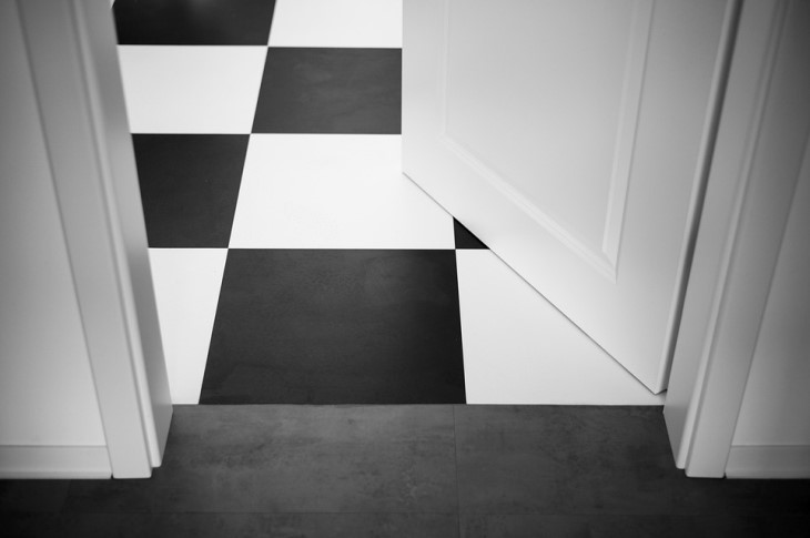 Как отмыть белую дверь от грязи и пятен: копеечный способ