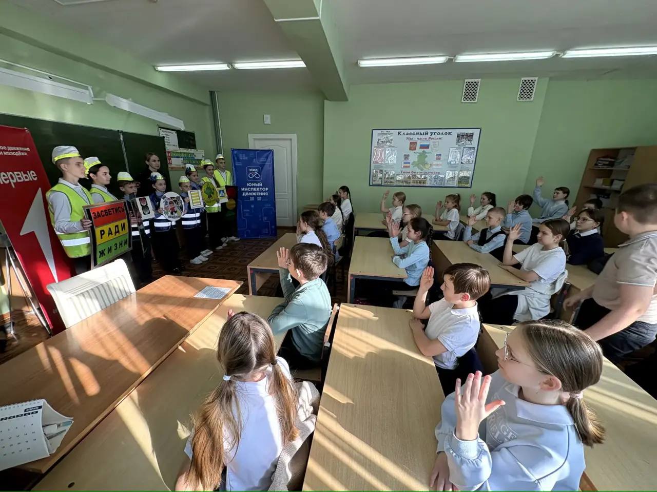 В г. Волгодонске в рамках широкомасштабной акции «ЗИМА. ДЕТИ. БЕЗОПАСНОСТЬ» прошло мероприятие «Засветись ради жизни»