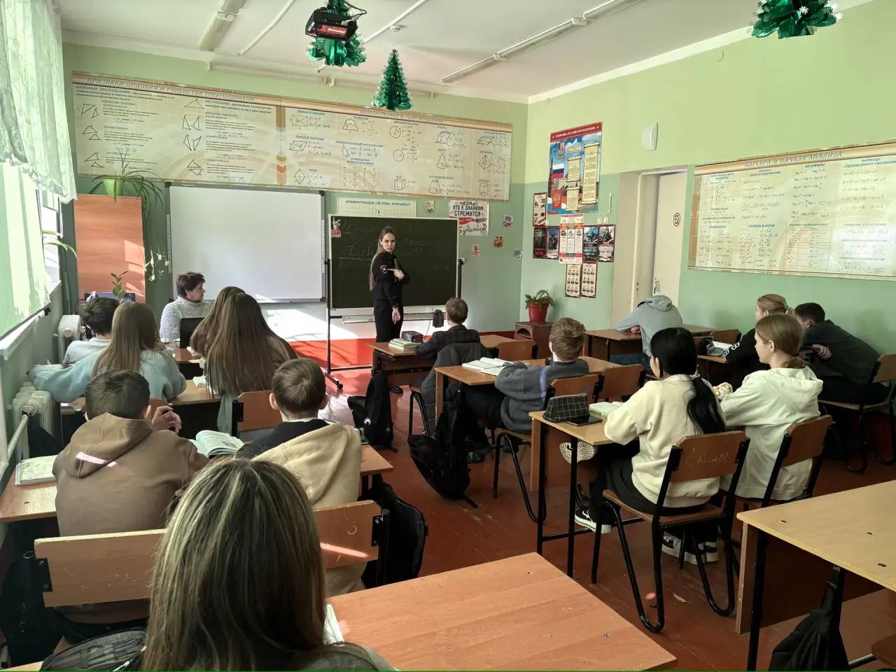 Отдел Госавтоинспекции МУ МВД России «Волгодонское» на постоянной основе проводит профилактические занятия с юными жителями Отдел Госавтоинспекции МУ МВД России «Волгодонское» на постоянной основе проводит профилактические занятия с юными жителями