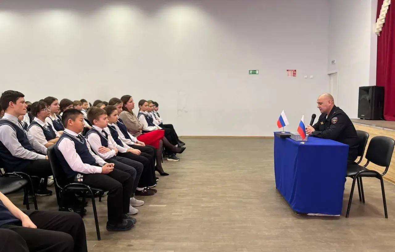 Школьники встретились с начальником Отдела МВД России по городу Батайску Школьники встретились с начальником Отдела МВД России по городу Батайску