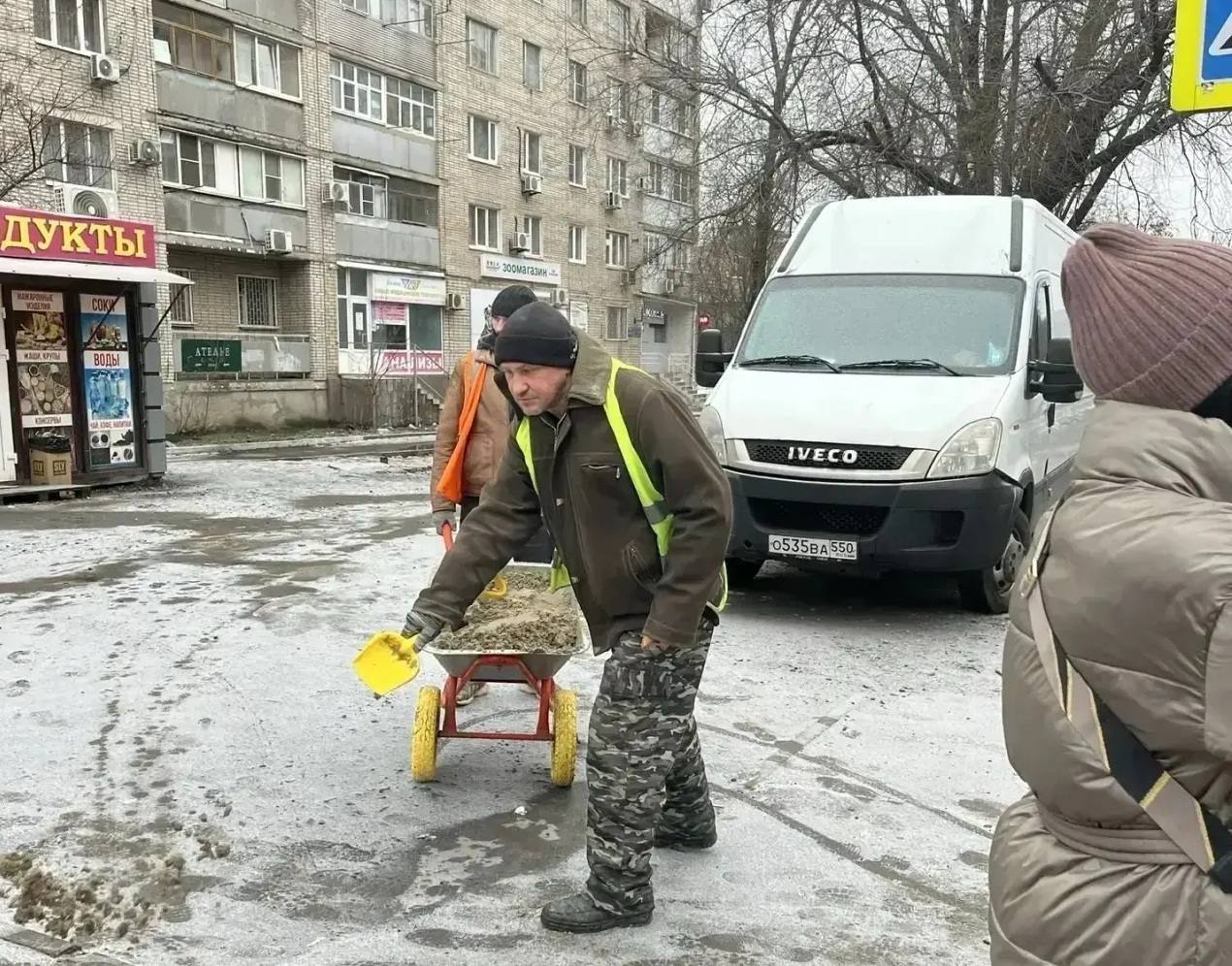 Александр Скрябин: Уважаемые ростовчане!. . Температурные условия, которые мы сейчас наблюдаем – переход от плюсовых температур к минусовым и обратно, способствуют образованию наледи Александр Скрябин: Уважаемые ростовчане!. . Температурные условия, которые мы сейчас наблюдаем – переход от плюсовых температур к минусовым и обратно, способствуют образованию наледи