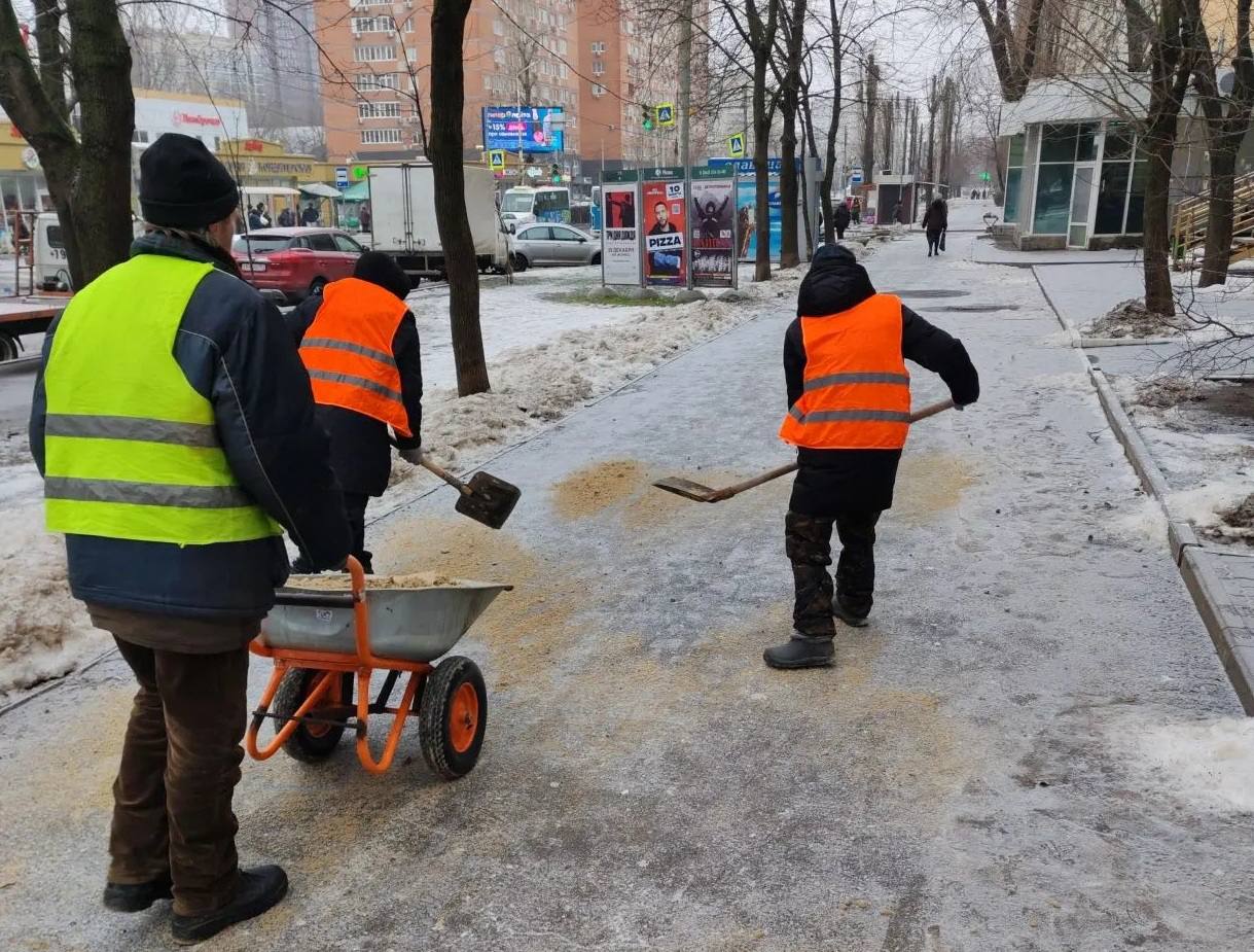 Александр Скрябин: Уважаемые ростовчане!. . Температурные условия, которые мы сейчас наблюдаем – переход от плюсовых температур к минусовым и обратно, способствуют образованию наледи Александр Скрябин: Уважаемые ростовчане!. . Температурные условия, которые мы сейчас наблюдаем – переход от плюсовых температур к минусовым и обратно, способствуют образованию наледи