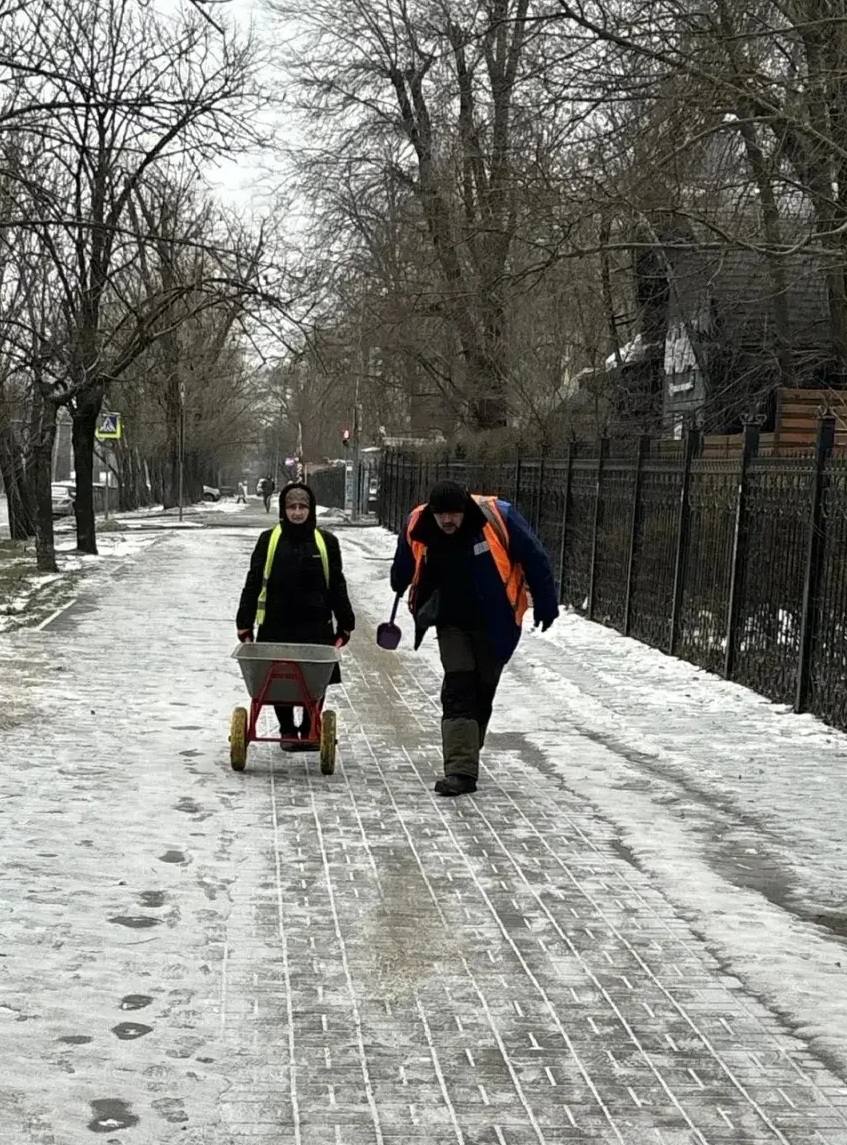 Александр Скрябин: Уважаемые ростовчане!. . Температурные условия, которые мы сейчас наблюдаем – переход от плюсовых температур к минусовым и обратно, способствуют образованию наледи Александр Скрябин: Уважаемые ростовчане!. . Температурные условия, которые мы сейчас наблюдаем – переход от плюсовых температур к минусовым и обратно, способствуют образованию наледи