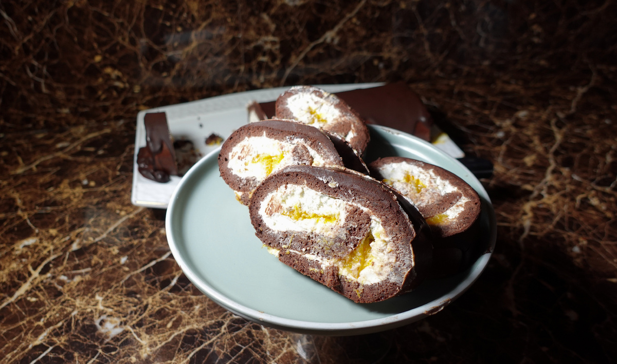 Нежный бисквитный рулет с апельсиновым конфитюром для здорового питания