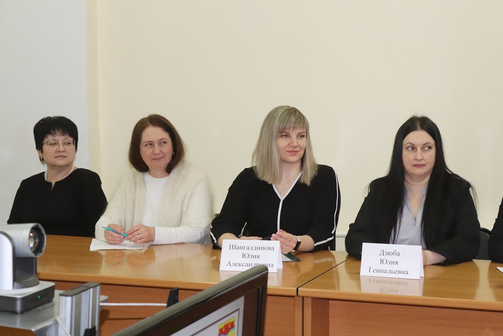 Специалисты Управления реализации бюджетных программ в сфере жилищного строительства представили главе города Шахты Людмиле Овчиевой отчет об итогах работы о планах на 2026 год Специалисты Управления реализации бюджетных программ в сфере жилищного строительства представили главе города Шахты Людмиле Овчиевой отчет об итогах работы о планах на 2026 год