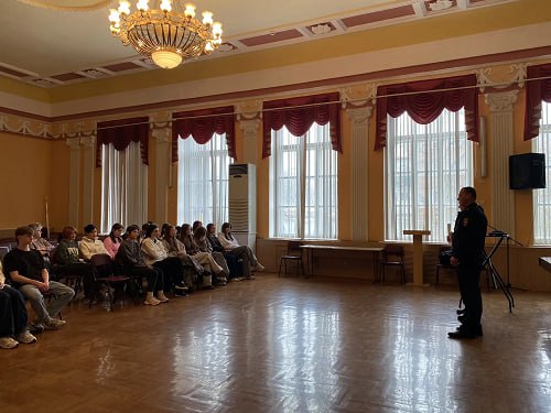 Правоохранители Таганрога продолжают профилактические мероприятия с учениками старших классов Правоохранители Таганрога продолжают профилактические мероприятия с учениками старших классов