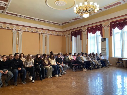 Правоохранители Таганрога продолжают профилактические мероприятия с учениками старших классов