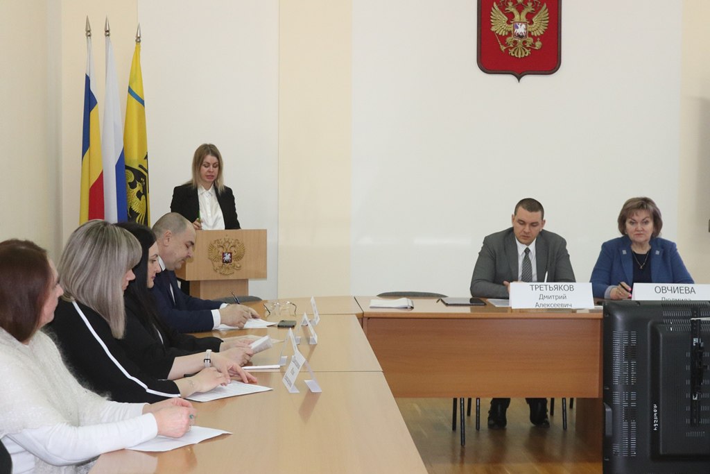 Специалисты Управления реализации бюджетных программ в сфере жилищного строительства представили главе города Шахты Людмиле Овчиевой отчет об итогах работы о планах на 2026 год Специалисты Управления реализации бюджетных программ в сфере жилищного строительства представили главе города Шахты Людмиле Овчиевой отчет об итогах работы о планах на 2026 год