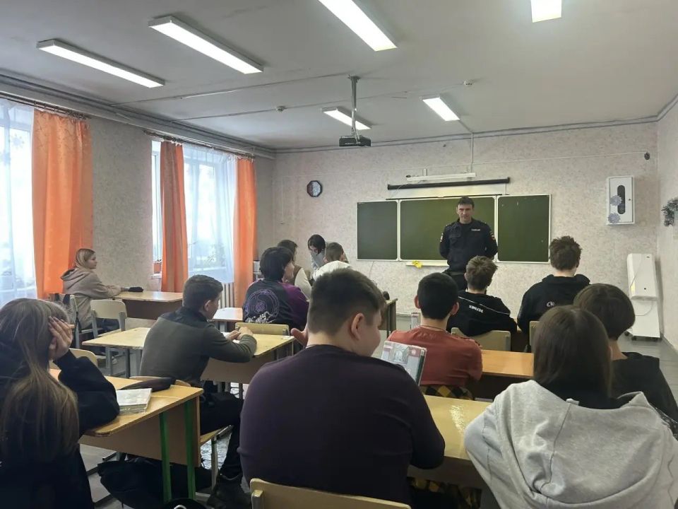 Сотрудники по делам несовершеннолетних Лиховского линейного отдела МВД России на транспорте организовали и провели профилактические занятия с учащимися Глубокинской средней общеобразовательной школы № 32 в Каменском районе...