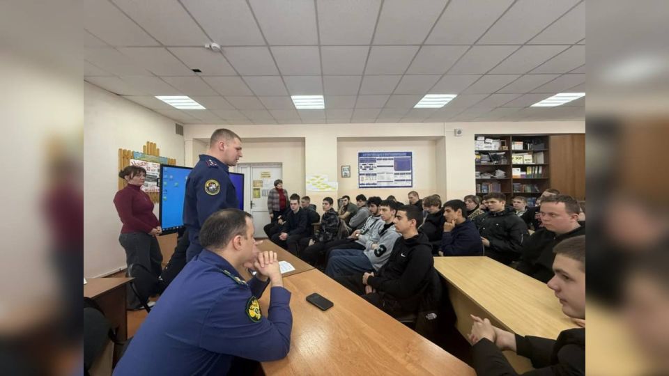 Руководитель Семикаракорского межрайонного следственного отдела провел профилактическую беседу с учащимися техникума
