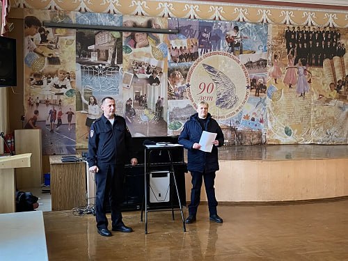 Правоохранители Таганрога продолжают профилактические мероприятия с учениками старших классов Правоохранители Таганрога продолжают профилактические мероприятия с учениками старших классов