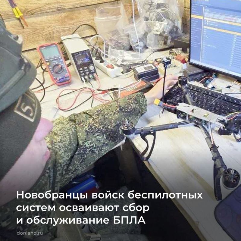 Новобранцы войск беспилотных систем под руководством опытных инструкторов обучаются сборке и техобслуживанию БПЛА, основам управления, навигации, боевому применению; изучают виды и типы военной техники «противника», их...