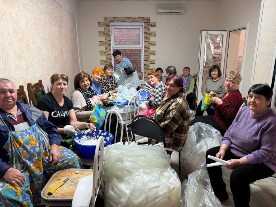 Серебряные волонтёры продолжают помогать бойцам