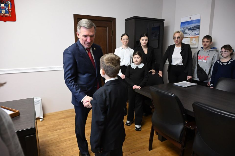 Заместитель Председателя Законодательного Собрания Ростовской области Игорь Гуськов организовал познавательную экскурсию по зданию донского парламента для 15 воспитанников Азовского центра помощи детям