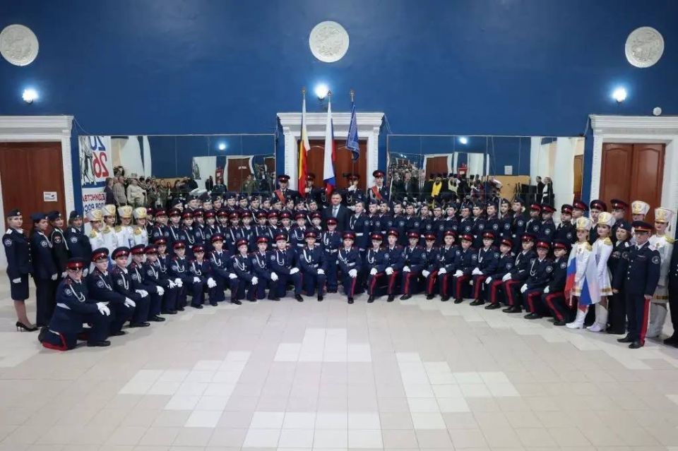 В городе Белая Калитва прошла церемония принятия Кодекса чести учащимися Белокалитвинского Матвея Платова казачьего кадетского корпуса, в которой приняли участие 65 юношей и девушек