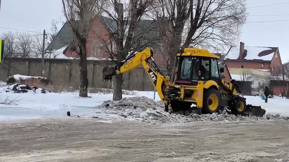 Продолжается работа по уборке наледей в городе Шахты