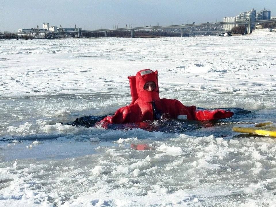 Как помочь провалившемуся под лед человеку, рассказал спасатель-водолаз