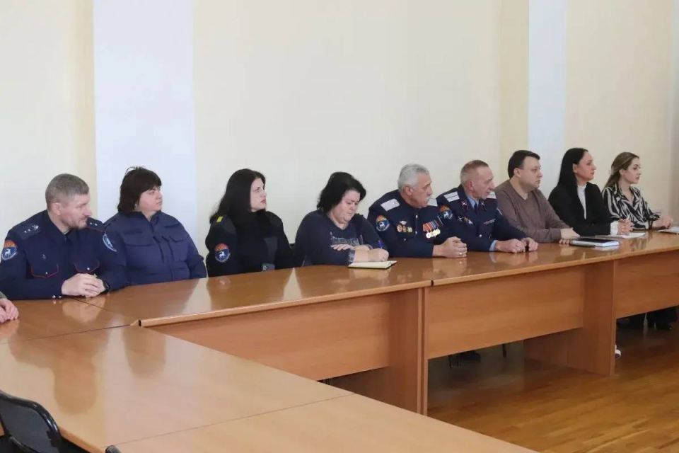 В Администрации города Шахты состоялась рабочая встреча с представителями реестровых и нереестровых казачьих обществ
