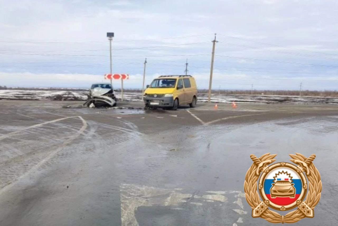 Полицейские устанавливают обстоятельства дорожно-транспортного происшествия