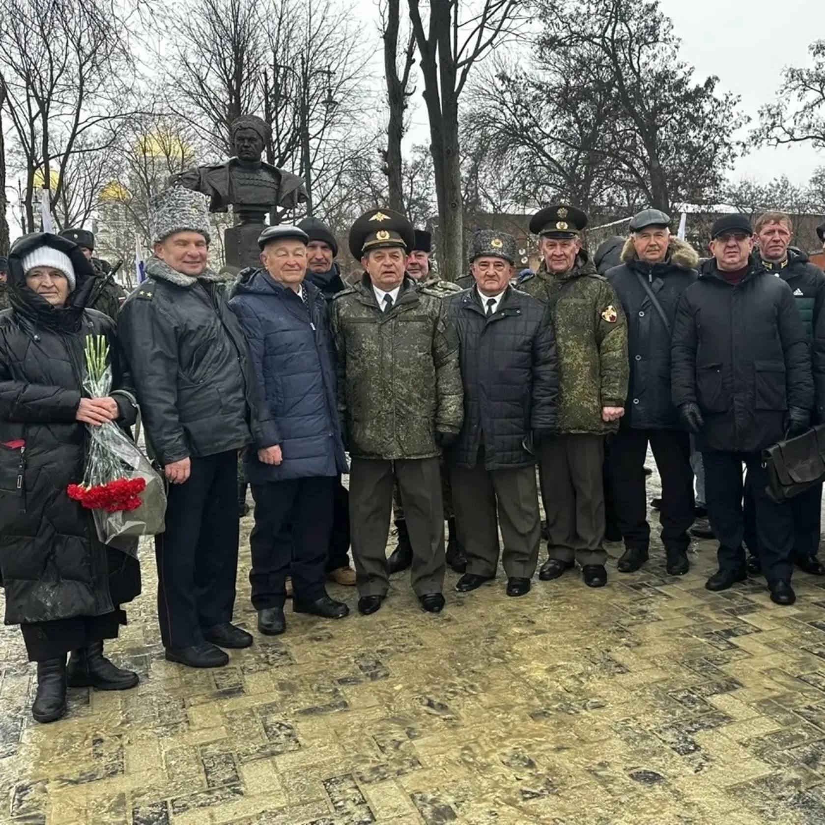 У здания бывшей школы № 17 на пересечении Красного спуска и ул. Александровской прошел памятный митинг-концерт У здания бывшей школы № 17 на пересечении Красного спуска и ул. Александровской прошел памятный митинг-концерт