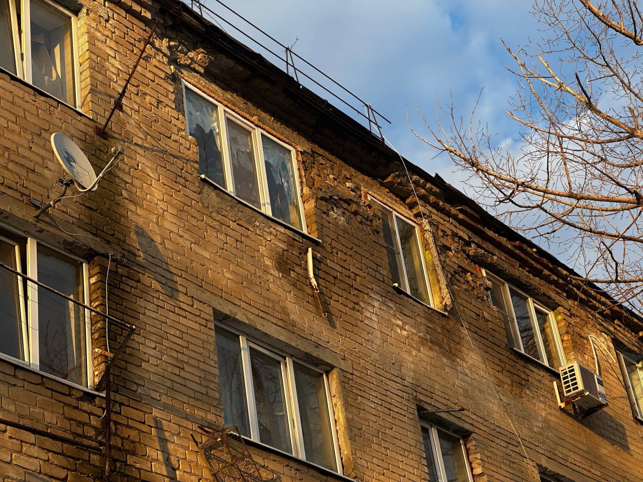 Кровля аварийного дома обрушилась в Новочеркасске Кровля аварийного дома обрушилась в Новочеркасске