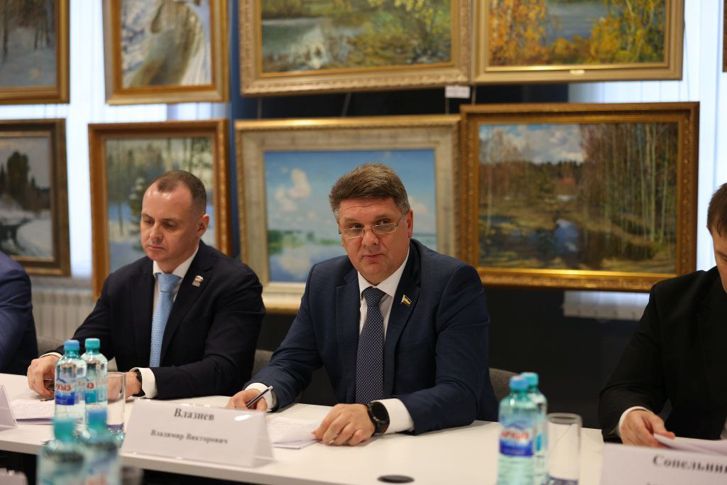 Председатель комитета Законодательного Собрания Ростовской области по местному самоуправлению Владимир Влазнев принял участие в выездном заседании круглого стола, посвященного вопросам увековечения памяти защитников...