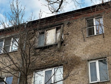 Вчера в многоквартирном доме по адресу: улица Юности, дом 11, расположенном в микрорайоне Донском, произошло частичное обрушение кровли