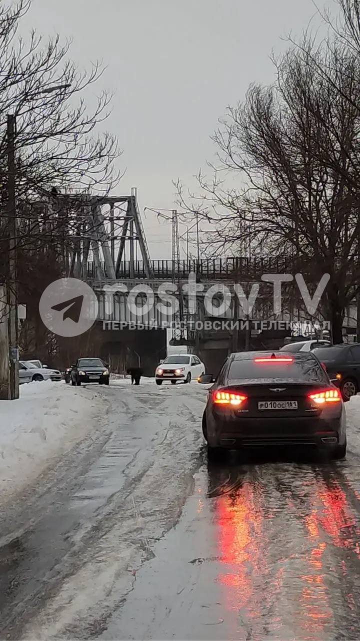 На дорогах сегодня тоже неспокойно, предупреждают в ГАИ