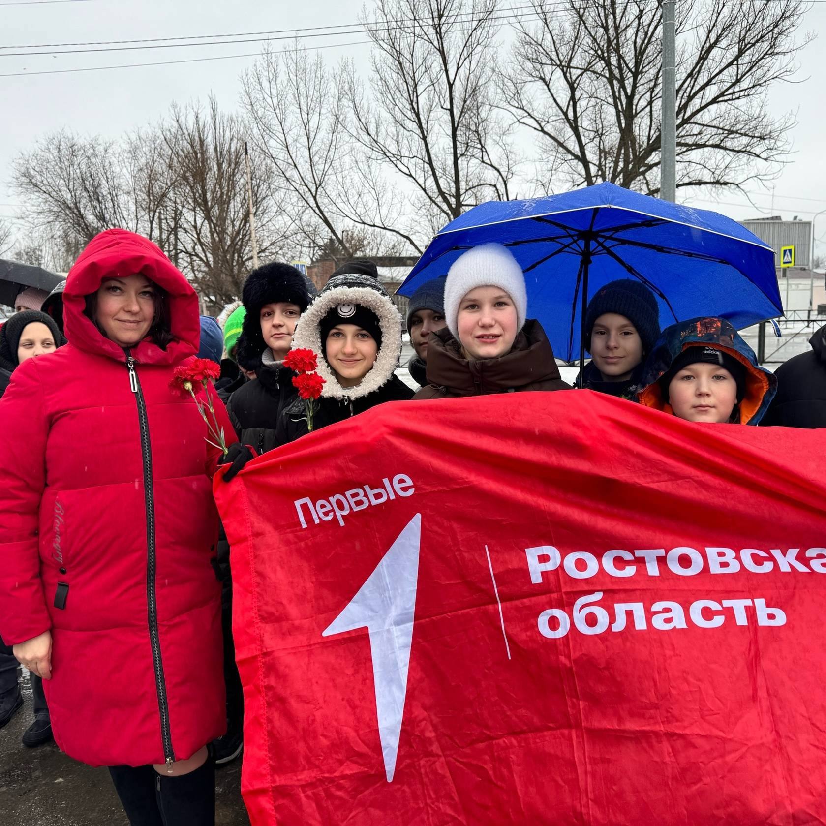 Участники сегодняшнего автопробега посетили ещё одно знаковое место микрорайона Хотунок — мемориал самолёт МиГ 21. Этот памятник воздвигнут в казачьей столице в память о 327 авиаторах, отдавших жизни за нашу Родину Участники сегодняшнего автопробега посетили ещё одно знаковое место микрорайона Хотунок — мемориал самолёт МиГ 21. Этот памятник воздвигнут в казачьей столице в память о 327 авиаторах, отдавших жизни за нашу Родину