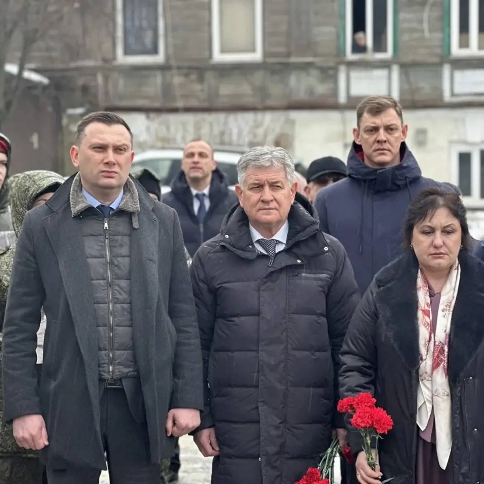 У здания бывшей школы № 17 на пересечении Красного спуска и ул. Александровской прошел памятный митинг-концерт У здания бывшей школы № 17 на пересечении Красного спуска и ул. Александровской прошел памятный митинг-концерт