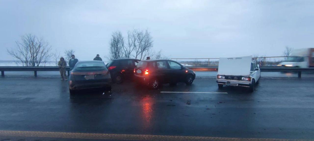 Осторожнее на дорогах!. Сегодня утром в Ростове-на-Дону произошло дорожно-транспортных происшествия, в результате которых автомобили получили механические повреждения