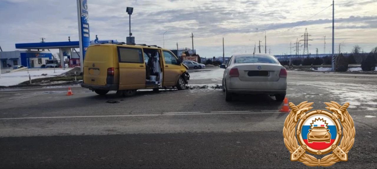 Полицейские устанавливают обстоятельства дорожно-транспортного происшествия Полицейские устанавливают обстоятельства дорожно-транспортного происшествия