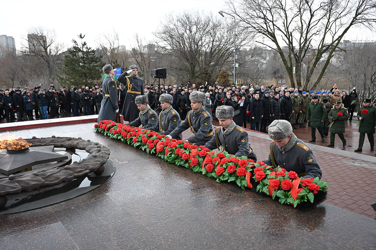 В день 83-й годовщины освобождения Ростова-на-Дону от гитлеровских оккупантов на территории мемориального комплекса «Кумженская роща» состоялась церемония возложения Гирлянды Славы и цветов в память воинов-освободителей... В день 83-й годовщины освобождения Ростова-на-Дону от гитлеровских оккупантов на территории мемориального комплекса «Кумженская роща» состоялась церемония возложения Гирлянды Славы и цветов в память воинов-освободителей...