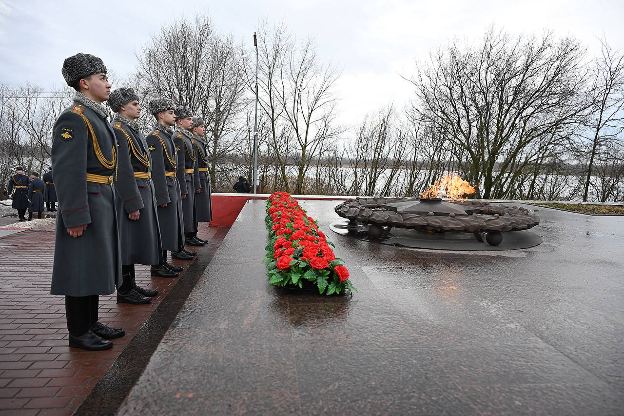 В день 83-й годовщины освобождения Ростова-на-Дону от гитлеровских оккупантов на территории мемориального комплекса «Кумженская роща» состоялась церемония возложения Гирлянды Славы и цветов в память воинов-освободителей... В день 83-й годовщины освобождения Ростова-на-Дону от гитлеровских оккупантов на территории мемориального комплекса «Кумженская роща» состоялась церемония возложения Гирлянды Славы и цветов в память воинов-освободителей...