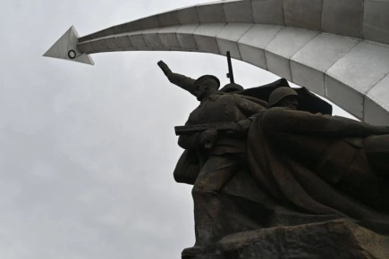 В Ростове-на-Дону почтили память освободителей города: цветы к монументу «Штурм» в честь 83-й годовщины