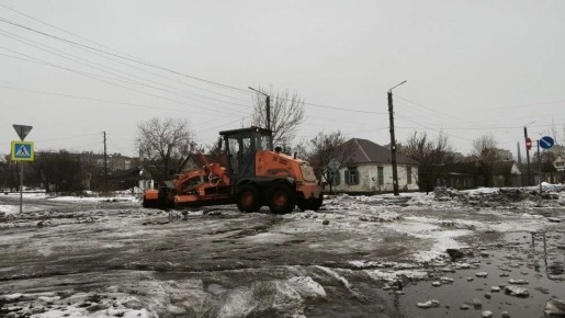 Сегодня, 14 февраля 2026 года, в городе Шахты ведутся работы по расчистке наледи на проезжей части на участке проспекта Чернокозова от улицы Ленина до Рабоче-Крестьянского переулка