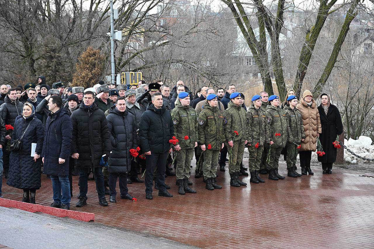 В день 83-й годовщины освобождения Ростова-на-Дону от гитлеровских оккупантов на территории мемориального комплекса «Кумженская роща» состоялась церемония возложения Гирлянды Славы и цветов в память воинов-освободителей... В день 83-й годовщины освобождения Ростова-на-Дону от гитлеровских оккупантов на территории мемориального комплекса «Кумженская роща» состоялась церемония возложения Гирлянды Славы и цветов в память воинов-освободителей...