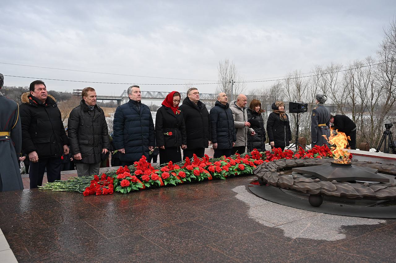 В день 83-й годовщины освобождения Ростова-на-Дону от гитлеровских оккупантов на территории мемориального комплекса «Кумженская роща» состоялась церемония возложения Гирлянды Славы и цветов в память воинов-освободителей... В день 83-й годовщины освобождения Ростова-на-Дону от гитлеровских оккупантов на территории мемориального комплекса «Кумженская роща» состоялась церемония возложения Гирлянды Славы и цветов в память воинов-освободителей...