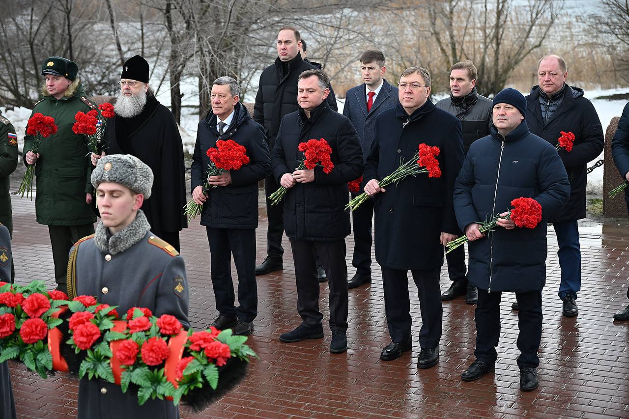 В день 83-й годовщины освобождения Ростова-на-Дону от гитлеровских оккупантов на территории мемориального комплекса «Кумженская роща» состоялась церемония возложения Гирлянды Славы и цветов в память воинов-освободителей... В день 83-й годовщины освобождения Ростова-на-Дону от гитлеровских оккупантов на территории мемориального комплекса «Кумженская роща» состоялась церемония возложения Гирлянды Славы и цветов в память воинов-освободителей...