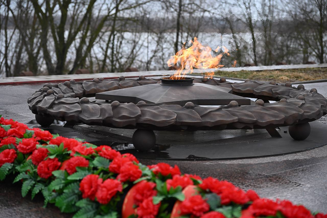 В день 83-й годовщины освобождения Ростова-на-Дону от гитлеровских оккупантов на территории мемориального комплекса «Кумженская роща» состоялась церемония возложения Гирлянды Славы и цветов в память воинов-освободителей... В день 83-й годовщины освобождения Ростова-на-Дону от гитлеровских оккупантов на территории мемориального комплекса «Кумженская роща» состоялась церемония возложения Гирлянды Славы и цветов в память воинов-освободителей...