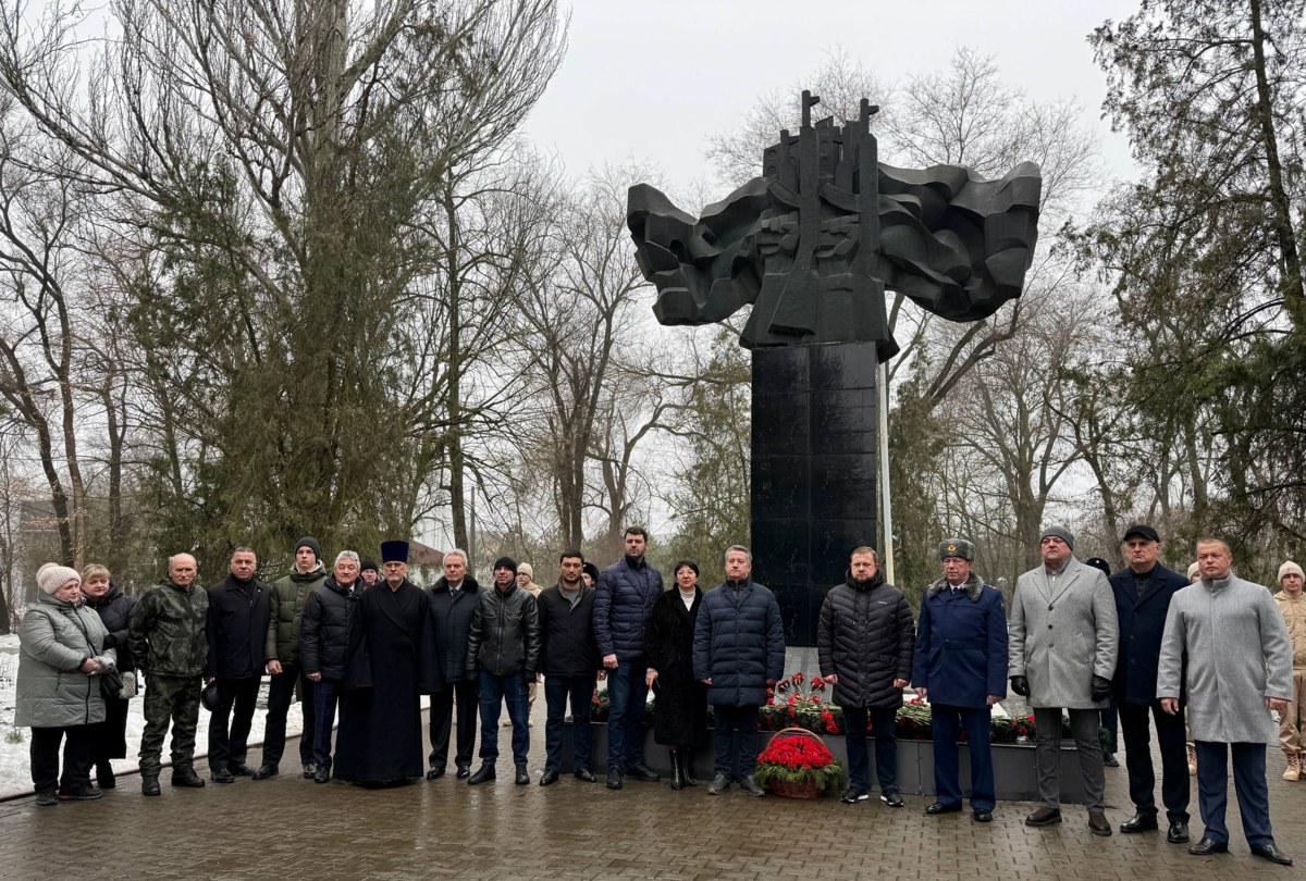 Сегодня, в воскресное утро, в парке им. Ленина возложили цветы в память о россиянах, исполнявших служебный долг за пределами Отечества Сегодня, в воскресное утро, в парке им. Ленина возложили цветы в память о россиянах, исполнявших служебный долг за пределами Отечества
