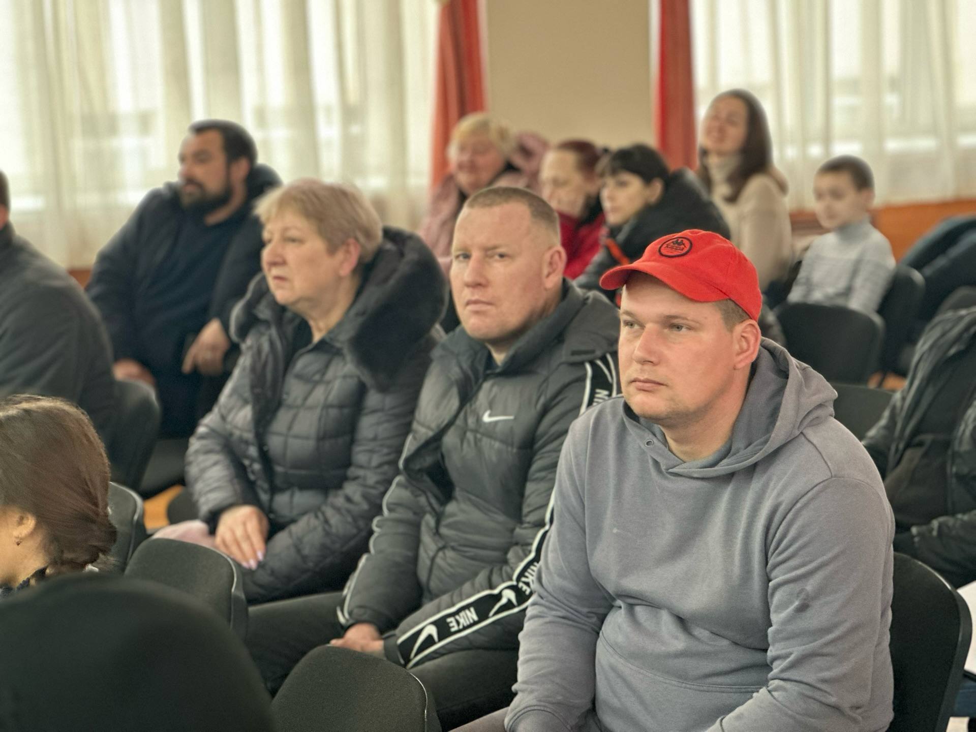 Провел встречу с жильцами дома, где произошло частичное обрушение кровли Провел встречу с жильцами дома, где произошло частичное обрушение кровли