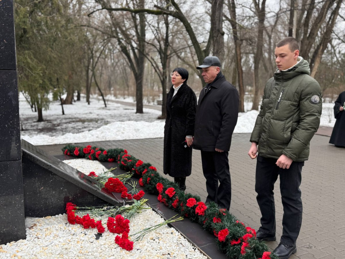 Сегодня, в воскресное утро, в парке им. Ленина возложили цветы в память о россиянах, исполнявших служебный долг за пределами Отечества Сегодня, в воскресное утро, в парке им. Ленина возложили цветы в память о россиянах, исполнявших служебный долг за пределами Отечества