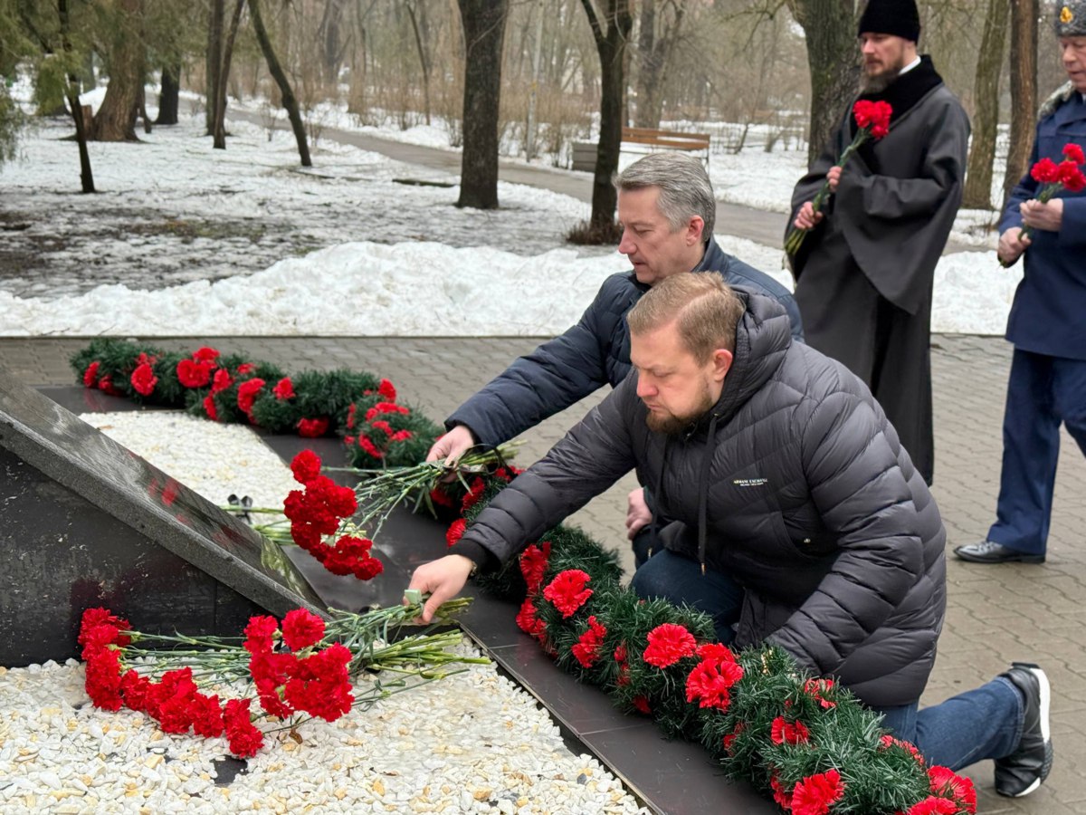 Сегодня, в воскресное утро, в парке им. Ленина возложили цветы в память о россиянах, исполнявших служебный долг за пределами Отечества Сегодня, в воскресное утро, в парке им. Ленина возложили цветы в память о россиянах, исполнявших служебный долг за пределами Отечества