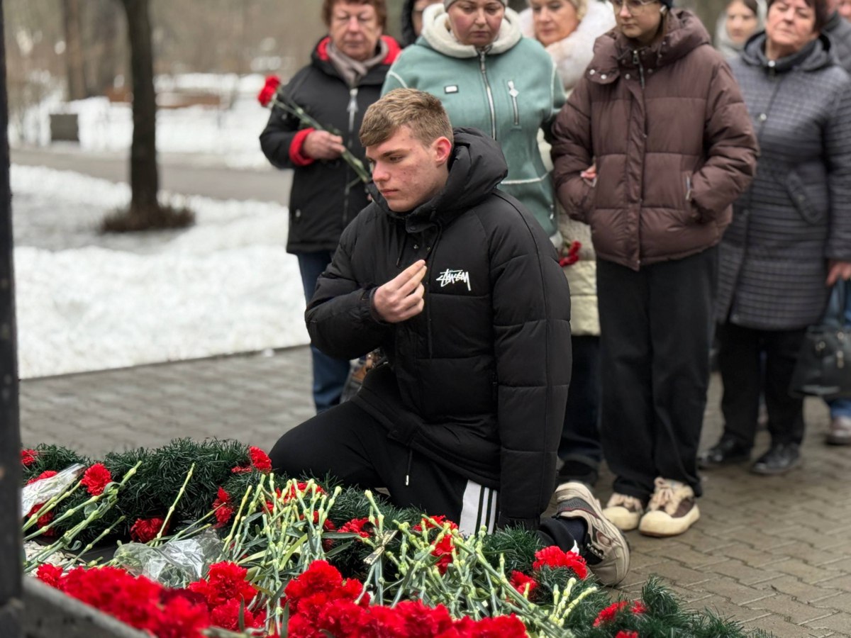 Сегодня, в воскресное утро, в парке им. Ленина возложили цветы в память о россиянах, исполнявших служебный долг за пределами Отечества Сегодня, в воскресное утро, в парке им. Ленина возложили цветы в память о россиянах, исполнявших служебный долг за пределами Отечества