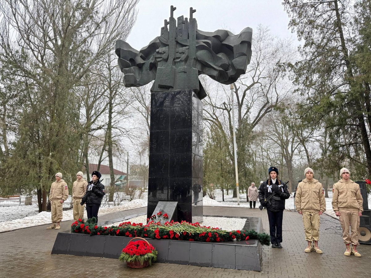 Сегодня, в воскресное утро, в парке им. Ленина возложили цветы в память о россиянах, исполнявших служебный долг за пределами Отечества