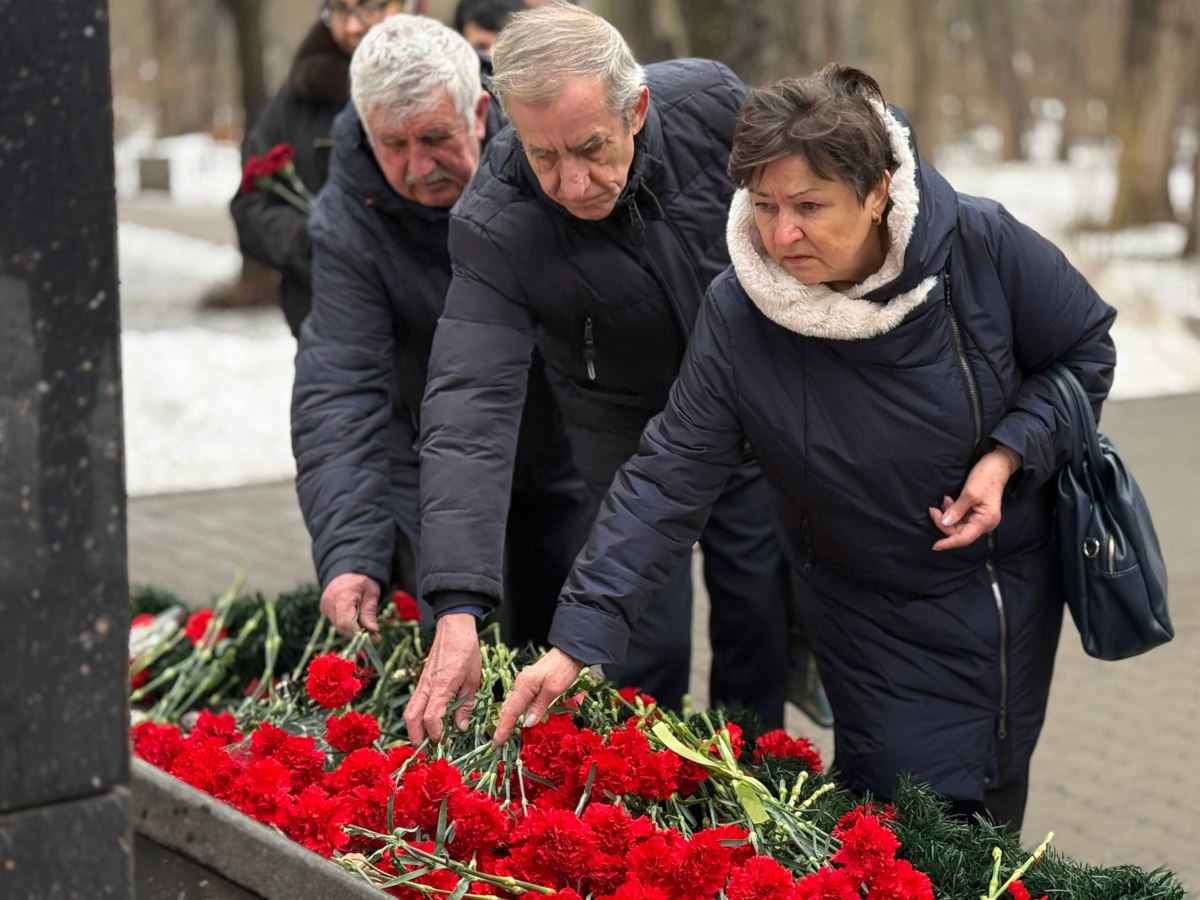 Сегодня, в воскресное утро, в парке им. Ленина возложили цветы в память о россиянах, исполнявших служебный долг за пределами Отечества Сегодня, в воскресное утро, в парке им. Ленина возложили цветы в память о россиянах, исполнявших служебный долг за пределами Отечества