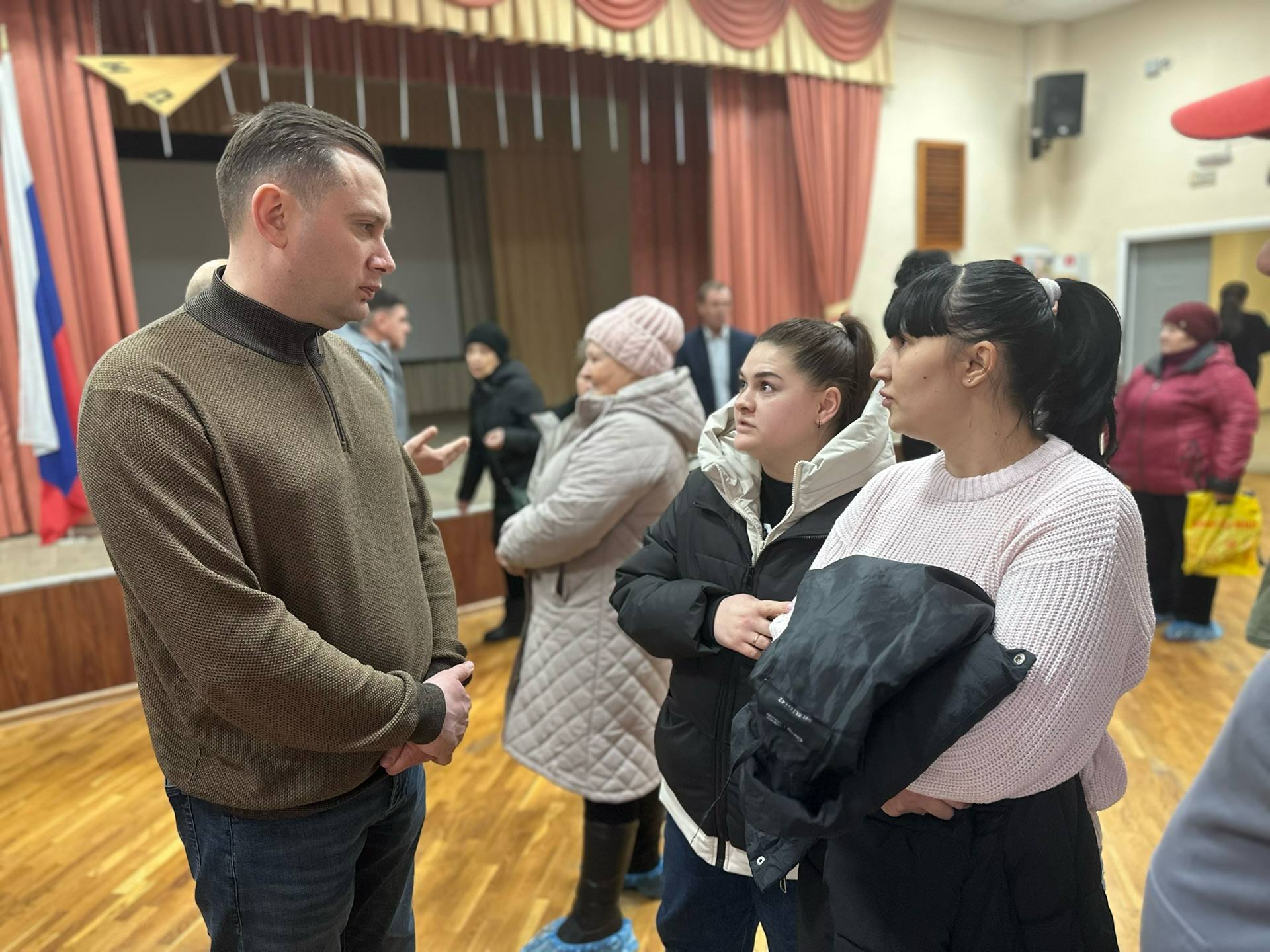 Провел встречу с жильцами дома, где произошло частичное обрушение кровли Провел встречу с жильцами дома, где произошло частичное обрушение кровли