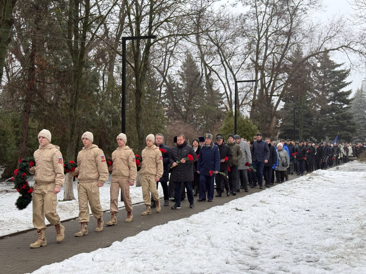 Сегодня, в воскресное утро, в парке им. Ленина возложили цветы в память о россиянах, исполнявших служебный долг за пределами Отечества Сегодня, в воскресное утро, в парке им. Ленина возложили цветы в память о россиянах, исполнявших служебный долг за пределами Отечества